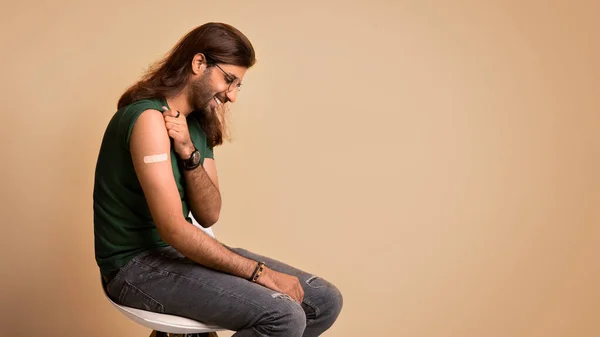 Ontspannen Arabier man rustend op stoel na vaccinatie — Stockfoto