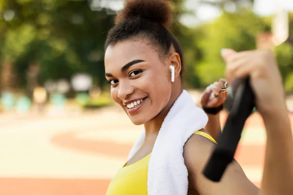 Sonriente mujer negra deportiva en ropa deportiva amarilla mirando a la cámara — Foto de Stock