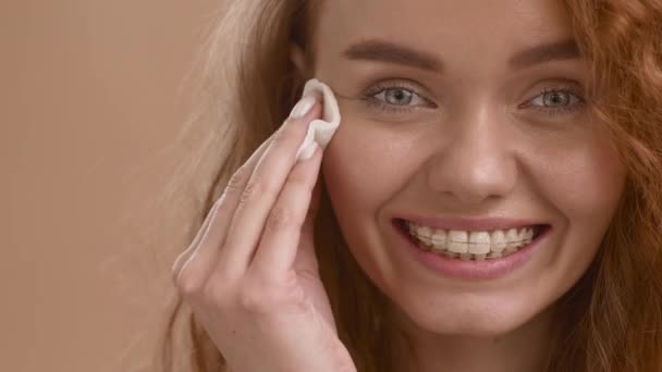 Lady alkalmazása Lotion pamut Pad gondoskodó bőr, Stúdió — Stock videók