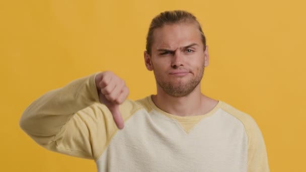 Närbild Porträtt av skrattande stilig ung kille Posing på gul bakgrund — Stockvideo