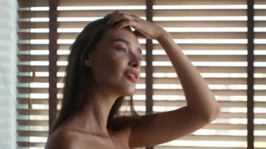 Çekici Üstsüz Genç Kadın Duş alıyor İçerideki Saçlara Dokunuyor