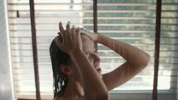 Kobieta biorąc prysznic mając zabawy śpiew i taniec w łazience — Wideo stockowe