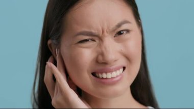 Mutsuz Koreli Kadın Dokunuyor Mavi Stüdyo Arkaplanına Aching Ear