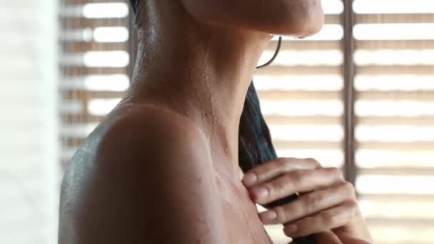 Mujer lavando cuerpo tomando ducha, tocando el cuello mojado en el baño — Vídeo de stock