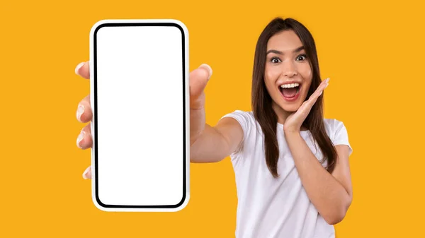 Beyaz, boş akıllı telefon ekranı gösteren heyecanlı kadın — Stok fotoğraf