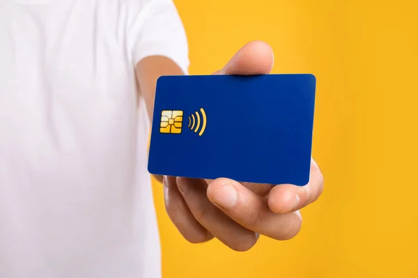 Zbliżenie człowiek ręka trzyma plastikową kartę kredytową — Zdjęcie stockowe