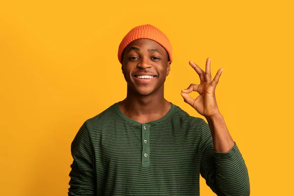 Retrato de positivo jovem preto cara mostrando ok gestos na câmara — Fotografia de Stock