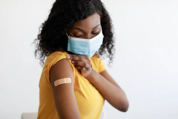 Mujer afroamericana vacunada con máscara facial protectora, fondo gris —  Fotos de Stock