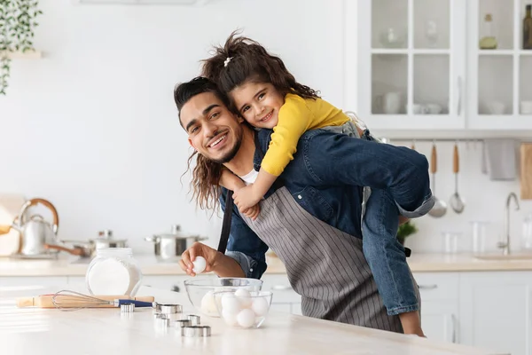 Glücklich Middle-Eastern Dad Having Spaß Mit Tochter Während Backen In Küche Zusammen — Stockfoto