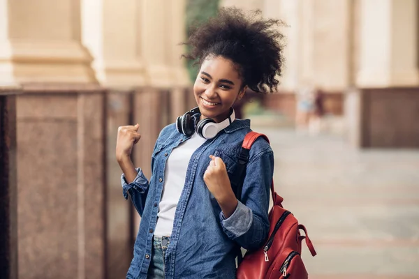 Glada afrikanska student flicka firar godkänd examen Gesturing Ja Utanför — Stockfoto