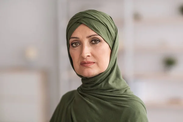 Portrét seriózních seniorních muslimských žen nosících hidžáb v interiéru — Stock fotografie