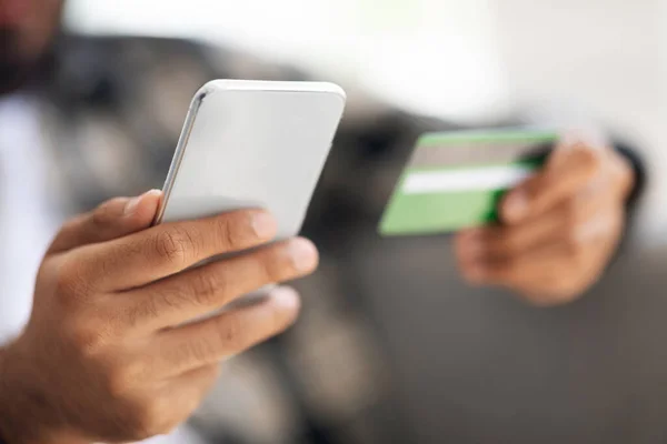 Beskärning av man som håller mobiltelefon och kreditkort — Stockfoto