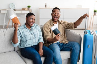 Neşeli Afrikalı Turistlerin Evlerinde Seyahat Biletleri Var