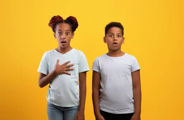 Stupito afro americano fratello e sorella su giallo — Foto Stock