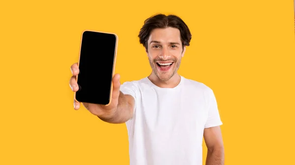 Mann zeigt weißen leeren Smartphone-Bildschirm in der Nähe der Kamera — Stockfoto