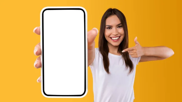 Frau zeigt weißen leeren Smartphone-Bildschirm und zeigt — Stockfoto