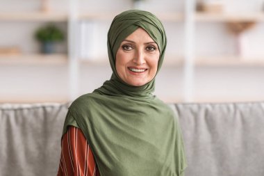 Evde tesettürlü mutlu orta doğulu kadın portresi