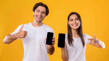 Model için boş akıllı telefon ekranları gösteren çift