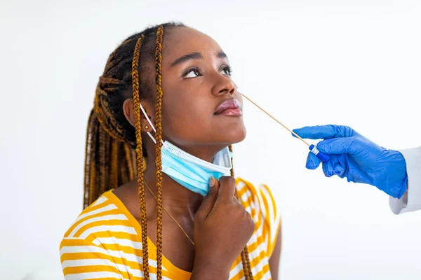 Enfermera manos haciendo prueba nasal PCR para mujer afroamericana —  Fotos de Stock