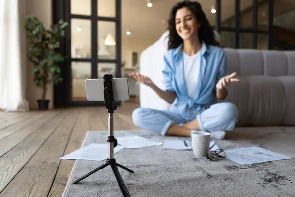 Business lady che effettua videochiamate online con colleghi di casa, utilizzando smartphone su treppiede, conferendo ai colleghi — Foto Stock