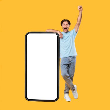 Beyaz, boş, akıllı telefon ekranına yaslanan ve evet diyen adam.