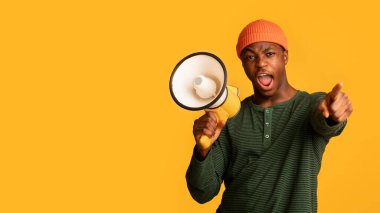 Dikkat! Duygusal siyah adam megafonlu bağırıyor ve kamerayı işaret ediyor.