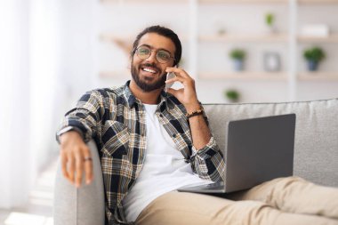 Memleketten çalışan neşeli bir ortadoğulu.