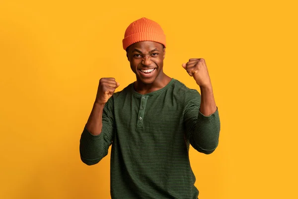 Pronto para lutar. alegre afro-americano cara claudicando punhos e olhando para câmera — Fotografia de Stock