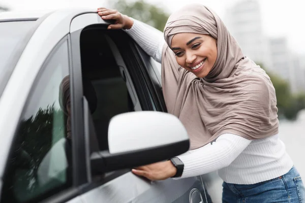 Blogueiro de automóveis popular moderno, revisão de carro em redes sociais e compra de transporte pessoal — Fotografia de Stock