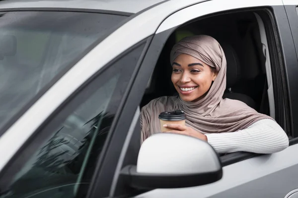 Lachende chauffeur genieten van rit en frisse smaak koffie afhaalmaaltijden op weg naar kantoor in de stad — Stockfoto