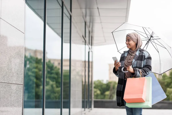 Sokakta çanta taşıyan modacı kadın. Satış, alışverişler, alışveriş, yaşam tarzı — Stok fotoğraf