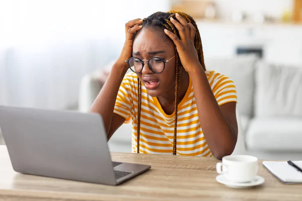 Mujer negra estresante freelancer trabajando desde casa — Foto de Stock