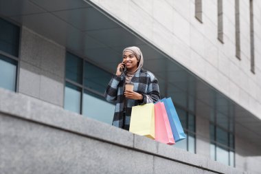 Dikkatli olun, şehirde alışveriş, turizm, satış, insanlar ve yaşam tarzı