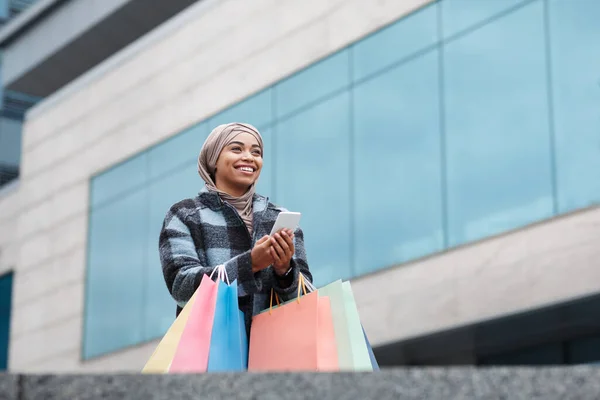 Nakit para, online alışveriş, satış reklamı, uygulama ve iyi bir teklif. — Stok fotoğraf