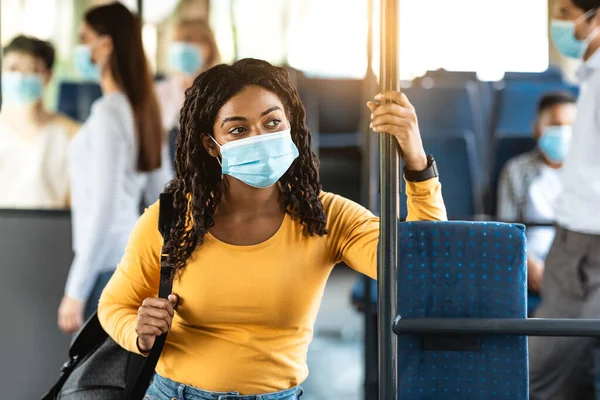 버스에 서 있는 얼굴을 하고 있는 흑인 여성의 모습 — 스톡 사진