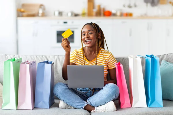 感情的な黒の女性がクレジットカードで座って、ラップトップを使用して — ストック写真