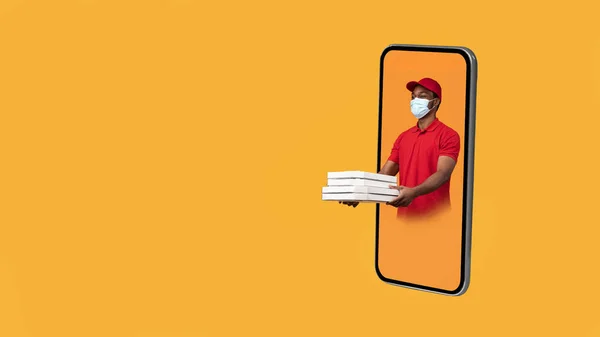 Entregador en el teléfono celular que da cajas de pizza al lado, fondo amarillo —  Fotos de Stock