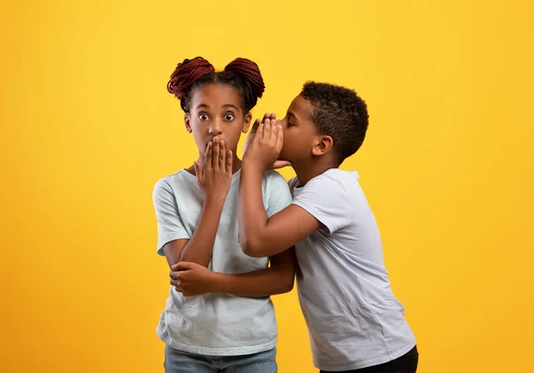 Zwart jongen broer delen geheimen met zijn oudere zus — Stockfoto