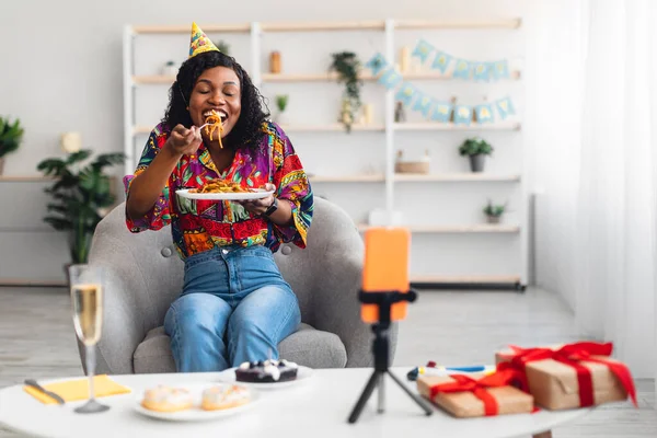 Lady med videosamtal under födelsedagen middag firar Online Inomhus — Stockfoto