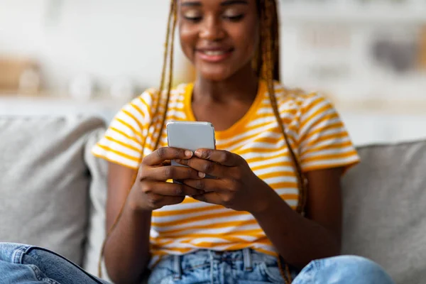 Nómada digital de mujer negra milenaria usando teléfono inteligente —  Fotos de Stock