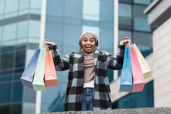 Wow, bra shopping, positiva känslor, stor försäljning — Stockfoto