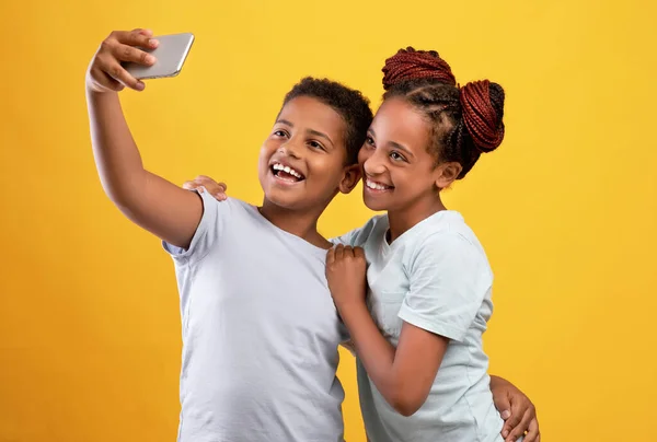Amorosos irmãos afro-americanos tirando selfie juntos no celular — Fotografia de Stock