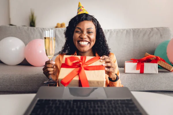 Siyah Kadın İçerideki Bilgisayara Doğum günü Hediyesi Verirken Ön-Görünüm — Stok fotoğraf