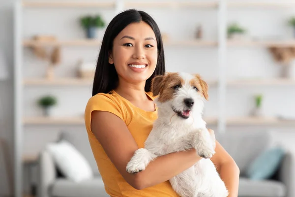 Sonriente asiático mujer posando con su hermosa jack russel cachorro — Foto de Stock