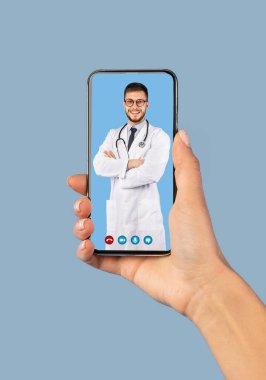 Ekranda Mavi Arkaplan 'da Erkek Doktorlu El Tutma Akıllı Telefonu
