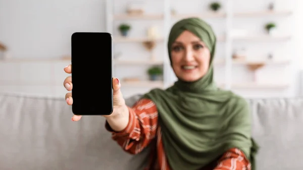Boldog Senior Muszlim Nő Mutasd Okostelefon Üres képernyő beltéri, Panoráma — Stock Fotó