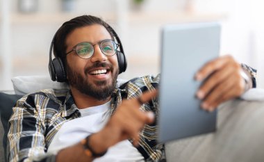 Mutlu Ortadoğulu adam eğlence amaçlı mobil uygulama kullanıyor.