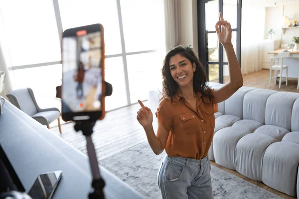 Alegre influencer femenina filmando vídeo de baile para redes sociales en el teléfono móvil, divirtiéndose en casa — Foto de Stock