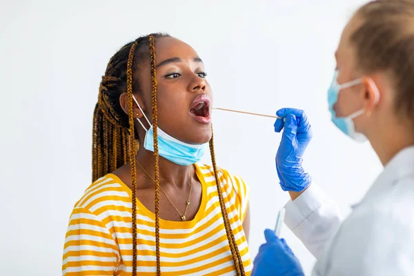 Афро-американська жінка отримує пероральний коронавірус масаб тест у лікарні — стокове фото