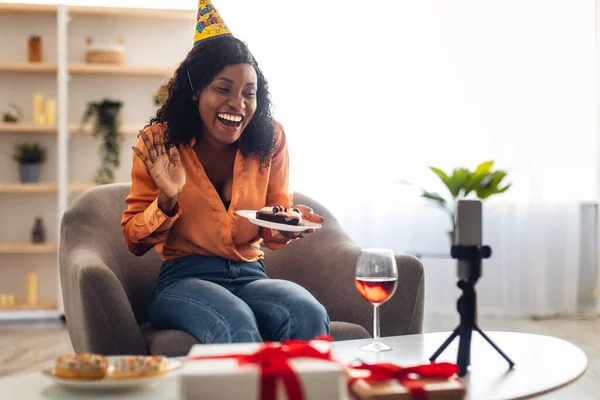 Fekete nő integetett Hello To Smartphone Holding Születésnapi torta — Stock Fotó